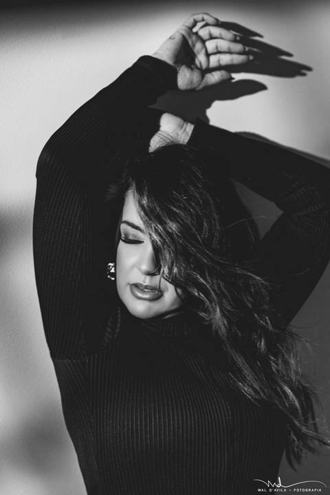 ensaiofeminino-crisnivia-estudio-carmodoparanaiba-preto-e-branco-waldavilafotografia'