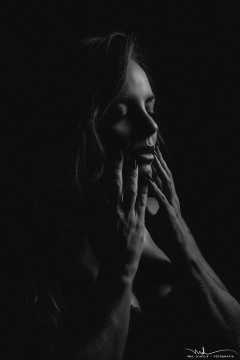 ensaiofeminino-crisnivia-estudio-carmodoparanaiba-preto-e-branco-waldavilafotografia'
