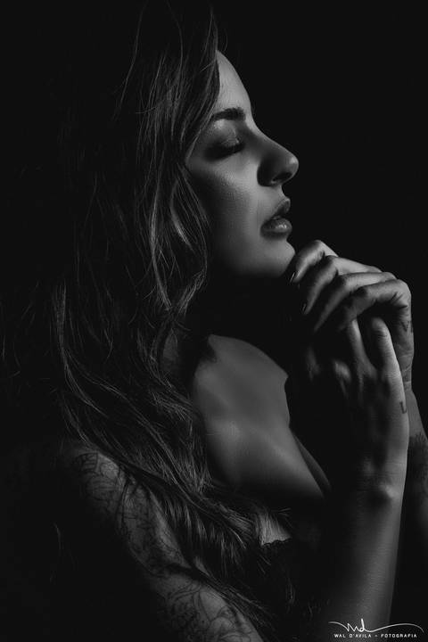 ensaiofeminino-crisnivia-estudio-carmodoparanaiba-preto-e-branco-waldavilafotografia'