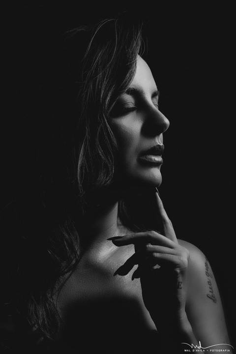 ensaiofeminino-crisnivia-estudio-carmodoparanaiba-preto-e-branco-waldavilafotografia'