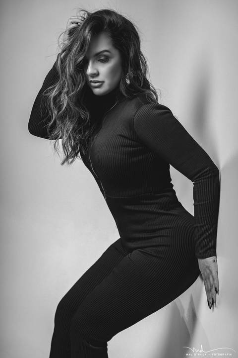 ensaiofeminino-crisnivia-estudio-carmodoparanaiba-preto-e-branco-waldavilafotografia'