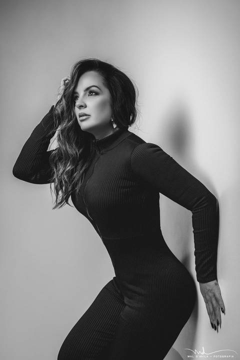 ensaiofeminino-crisnivia-estudio-carmodoparanaiba-preto-e-branco-waldavilafotografia'