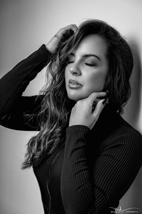 ensaiofeminino-crisnivia-estudio-carmodoparanaiba-preto-e-branco-waldavilafotografia'