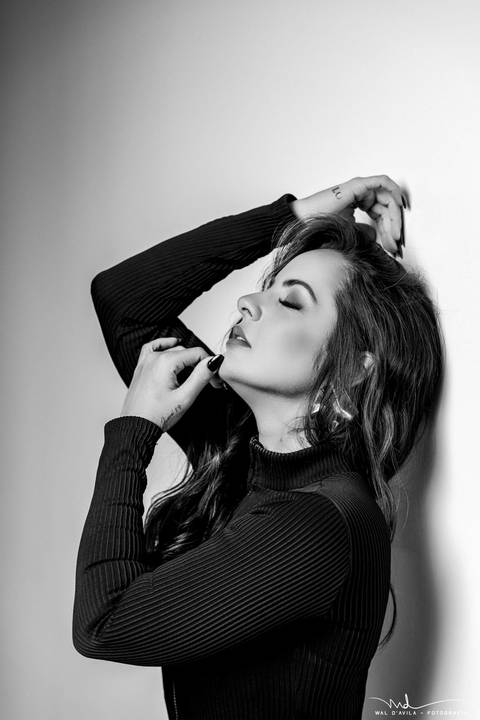 ensaiofeminino-crisnivia-estudio-carmodoparanaiba-preto-e-branco-waldavilafotografia'