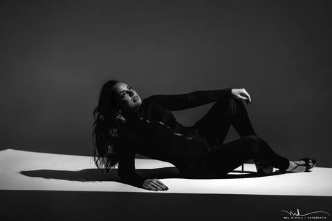 ensaiofeminino-crisnivia-estudio-carmodoparanaiba-preto-e-branco-waldavilafotografia'