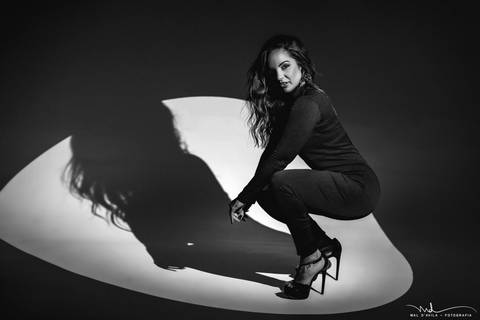 ensaiofeminino-crisnivia-estudio-carmodoparanaiba-preto-e-branco-waldavilafotografia'