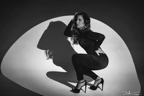 ensaiofeminino-crisnivia-estudio-carmodoparanaiba-preto-e-branco-waldavilafotografia'