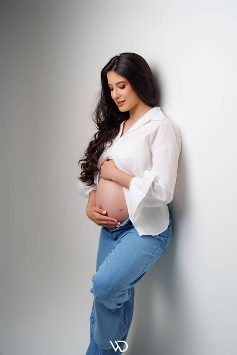 gestante com jeans e branco-geovana-waldavilafotografia-carmodoparanaiba-mg'