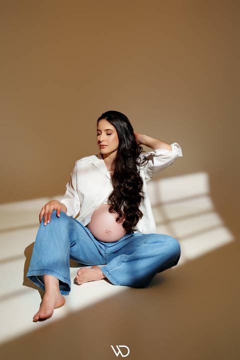 gestante com jeans e branco-geovana-waldavilafotografia-carmodoparanaiba-mg'