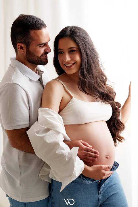 gestante com jeans e branco-geovana-waldavilafotografia-carmodoparanaiba-mg'