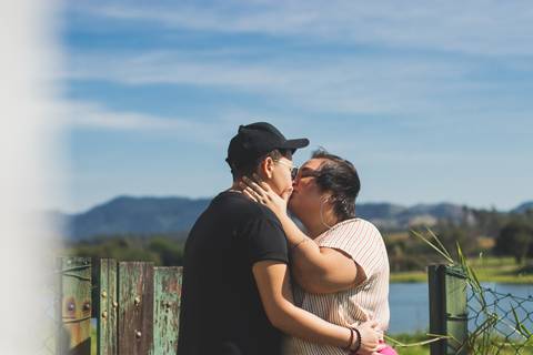 ensaio externo casal por do sol rural ufrrj pose para ensaio fotográfico'