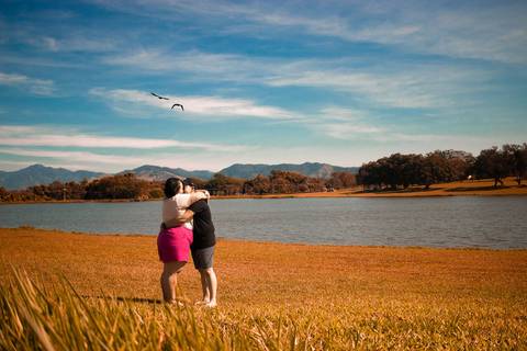 ensaio externo casal por do sol rural ufrrj pose para ensaio fotográfico'