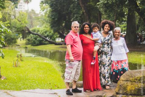 família posa na frente de lago e grama na quinta da bosta vista em ensaio fotográfico '