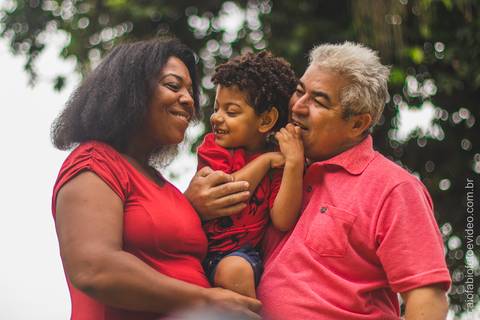 casal brinca com criança pequena posando para foto em ensaio fotográfico na quinta da boa vista'