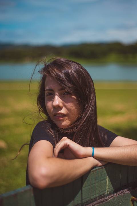 ensaio no campo natureza verde fotográfico externo feminino caio fábio rj fotos'