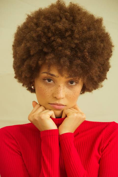 retrato feminino cabelo cacheado blackpower lowpoo dica de poses look anos 90 como posar gola rolê backdrop fundo fotográfico ensaio feminino caio fabio fotografo profissional itaguai mangaratiba fotos'