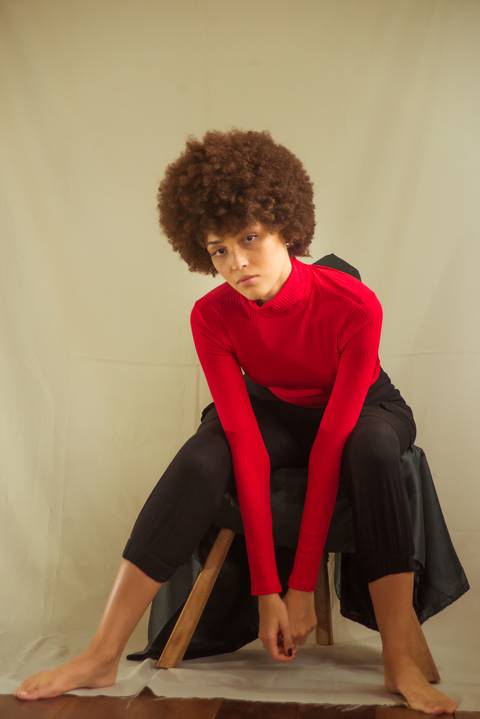 fundo fotográfico tecido dica de look anos 90 gola rolê como posar dicas de poses para fotos caio fabio fotografo profissional transição capilar cabelo cacheado blackpower lowpoo backdrop retrato tumblr girl'