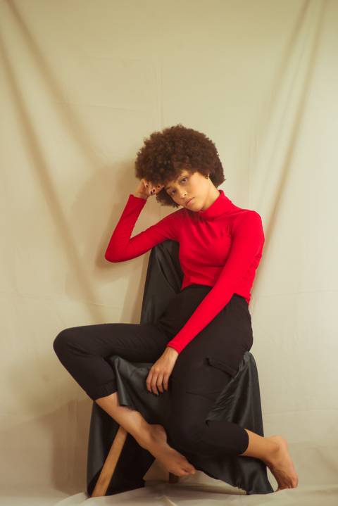 dicas de pose como posar look anos 90 gola rolê fundo fotográfico tecido backdrop caio fabio fotografo profissional itaguaj RJ transição capilar lowpoo cabelo blackpower cacheado '