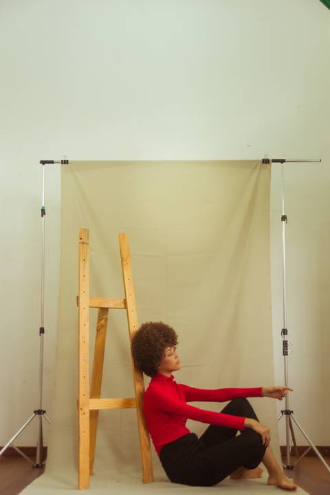 fundo fotográfico tecido backdrop ensaio artístico feminino esquadro pintura transição capilar lowpoo cabelo cacheado blackpower fotografo profissional caio fabio como posar dicas de poses para fotos look anos 90 blusa gola rolê'