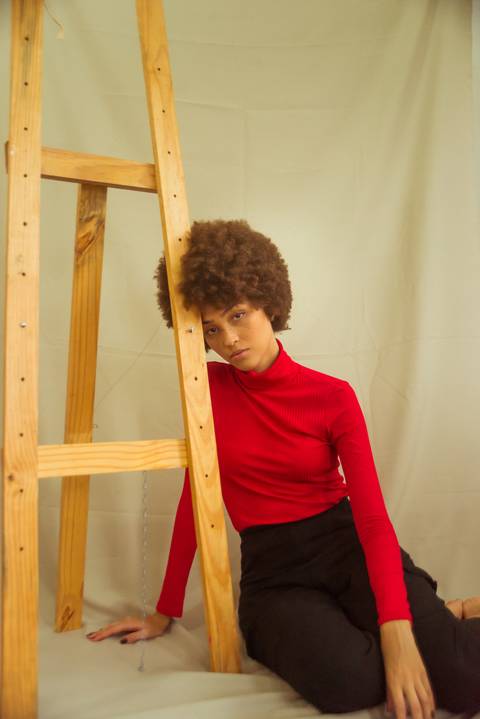 como posar para fotos tumblr girl cabelo cacheado black power ensaio fotográfico feminino fundo fotográfico backdrop tecido dicas como posar poses anos 90 blusa gola rolê itaguai RJ caio fabio fotografo profissional'
