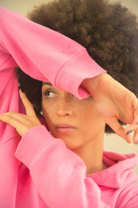 dicas de poses para foto retrato feminino look ano 90 casaco moletom cabelo cacheado transição capilar lowpoo blackpower caio fabio ensaio fotográfico feminino como posar itaguaí RJ Mangaratiba fotografo profissional'