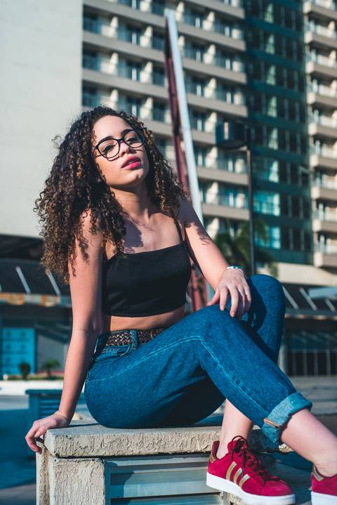 ensaio fotográfico externo feminino cachos calça jeans cidade prédios itaguaí caio fábio fotógrafo profissional'