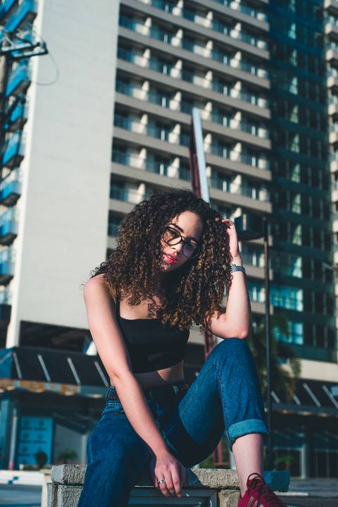 cabelo cacheado cidade cachos prédios calça jeans fotógrafo profissional ensaio fotográfico urbano feminino caio fábio'