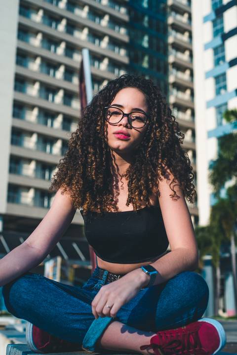 ensaio externo feminino caio fábio cachos cacheada calça jeans fotógrafo profissional itaguaí'