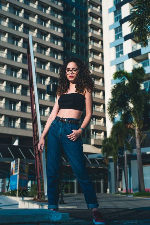poses fotográficas modelo cacheada calça mom jeans ensaio urbano feminino caio fábio fotógrafo profissional itaguaí'