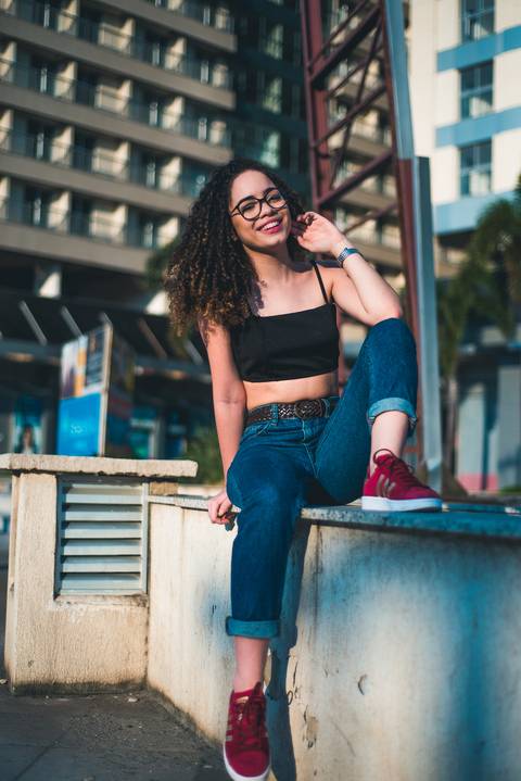 poses para ensaio urbano feminino caio fábio itaguaí fotógrafo profissional cachos cacheada calça jeans prédios cidade'
