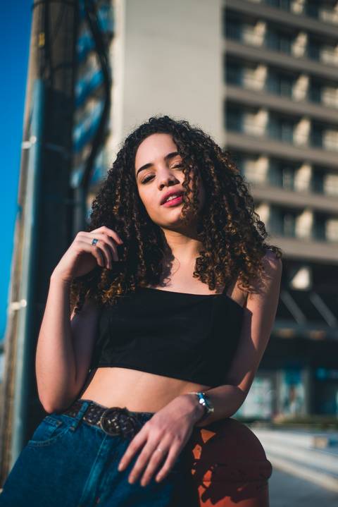 cabelo cacheado lowpoo pose ensaio fotográfico urbano feminino caio fábio itaguaí rj cidade prédios'