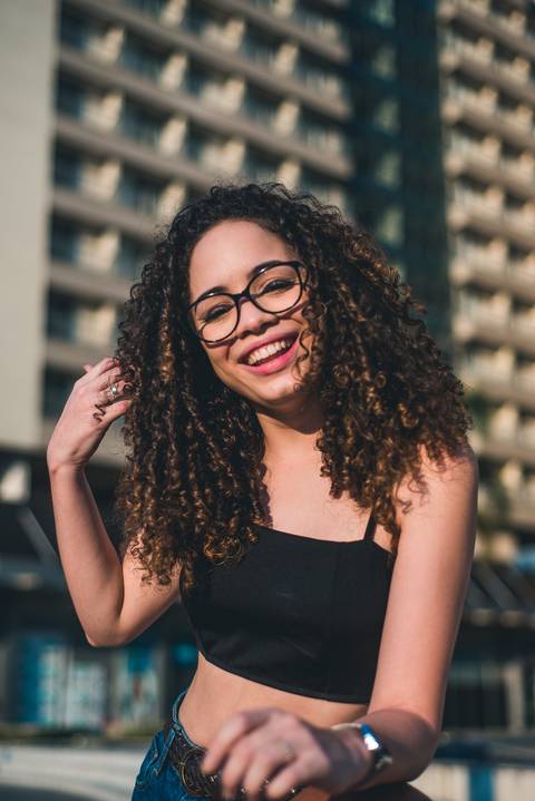 sorriso foto espontânea cabelos cacheados modelo de óculos ensaio urbano feminino '