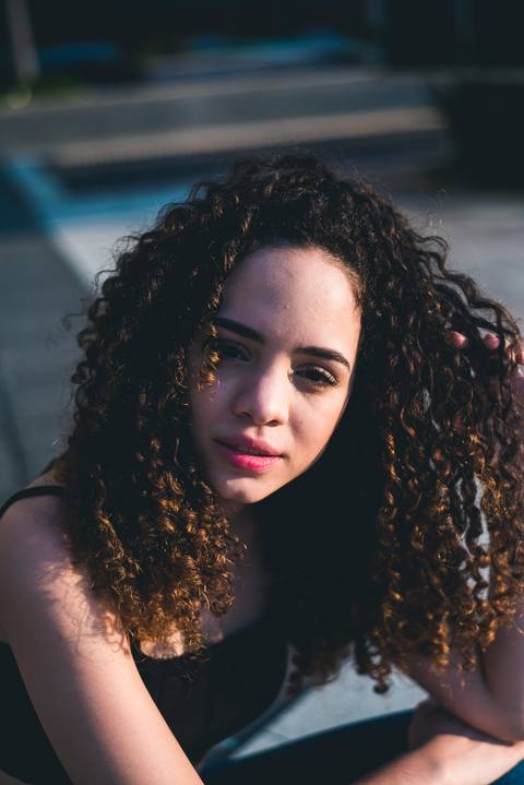 retrato ensaio fotográfico feminino externo caio fábio fotógrafo profissional dicas de pose para fotos cachos cabelo cacheado'