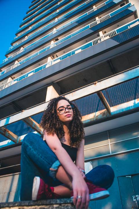 itaguaí ensaio externo urbano feminio caio fábio fotógrafo profissional calça mom jeans cabelo cacheado cachos'
