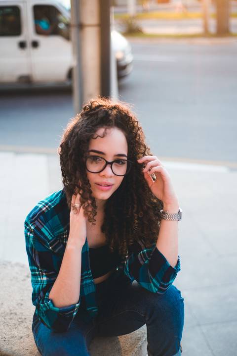 blusa xadrez flanela calça mom jeans ensaio fotográfico feminino retrato cabelos cacheados cachos lowpoo'