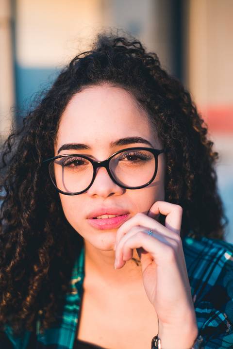retrato modelo de óculos cabelo cacheado cachos ensaio fotográfico urbano feminino itaguaí rj'