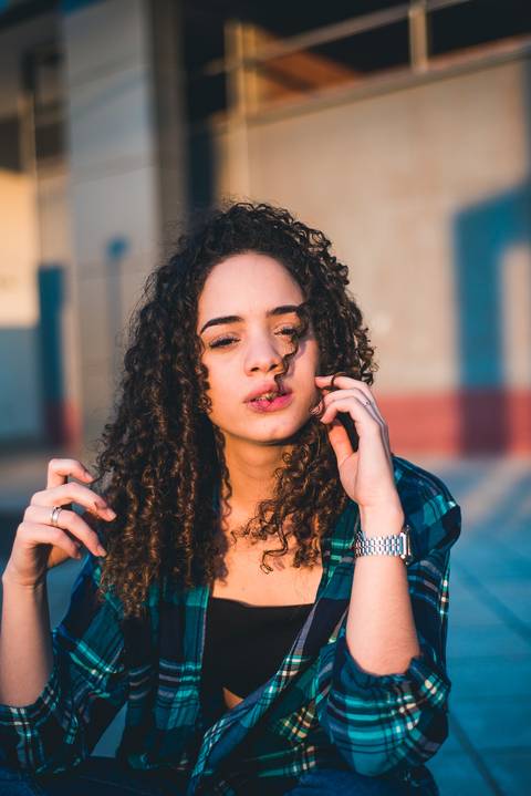 ensaio fotográfico externo urbano feminino prédios cidade modelo cacheada blusa xadrez flanela retrato '