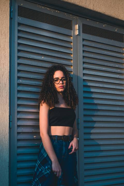 ensaio urbano dica de foto modelo cacheada calça mom jeans itaguaí caio fábio fotógrafo profissional'