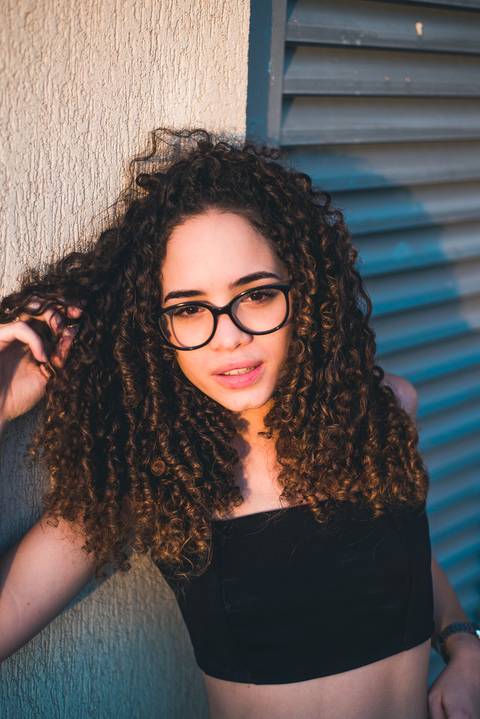 modelo cacheada cachos óculos ensaio externo feminino urbano na cidade prédios dicas de pose para retrato caio fábio'