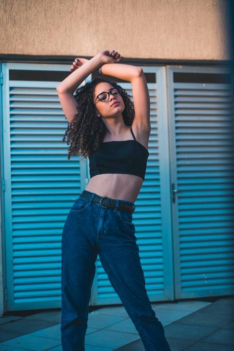 ensaio externo feminino caio fábio pose modelo fotográfica calça mom jeans dicas de pose para fotos'