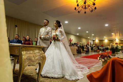 foto do casal no altar '