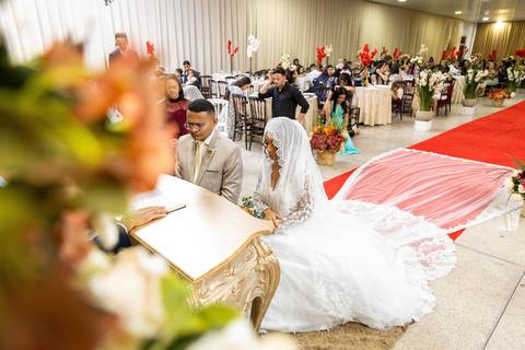 foto do casal no altar '