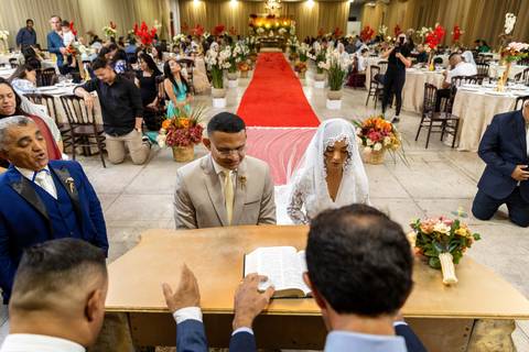 foto do casal no altar '