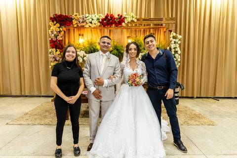 Raphael e Michelly com os noivos'