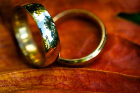 Reflexo do Casal na Aliança'