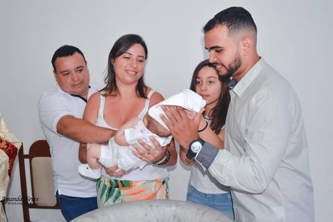 Os padrinhos de toalha secam a cabeça do Heitor'