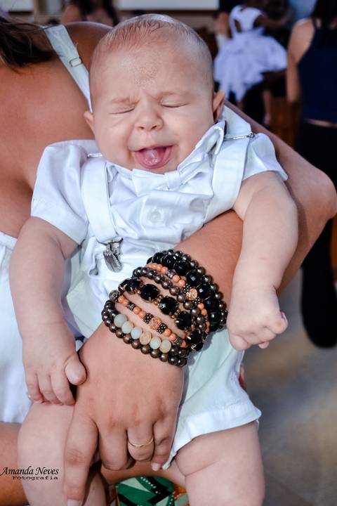 Fazendo careta com o olho fechado'