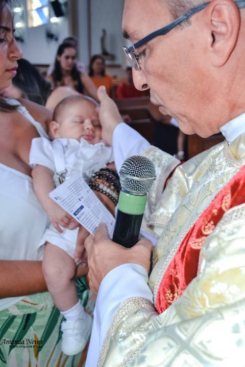 O neném recebe a benção do diácono '