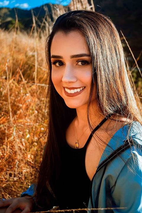 Foto tirada ao por do sol com a modelo de frente'