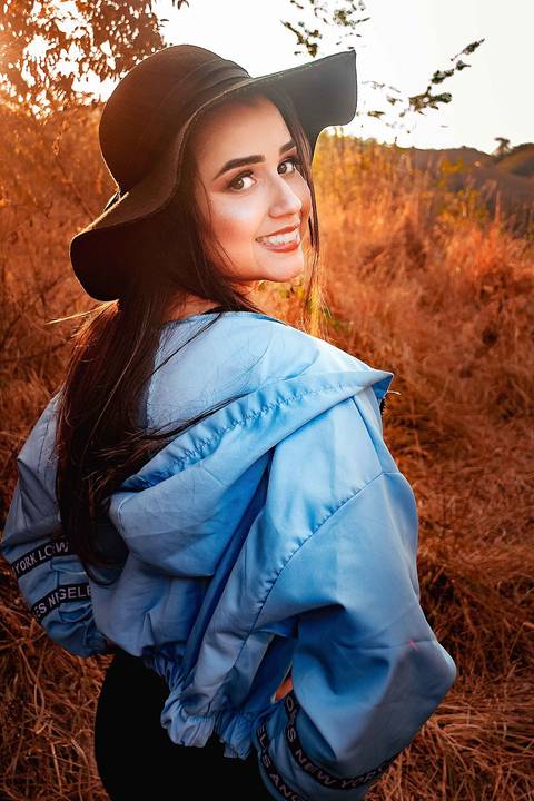 Foto tirada ao por do sol com a modelo de costas'